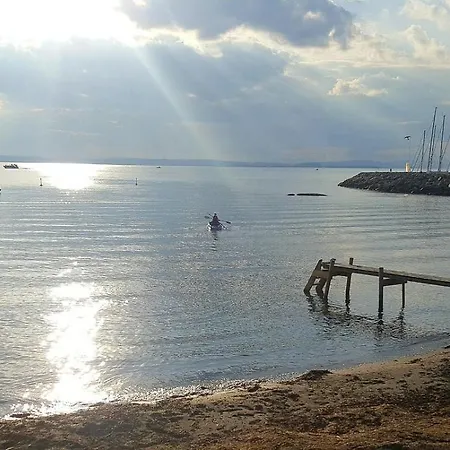 Cozy Seaside With Beachfront In Fulgevik Nyaraló