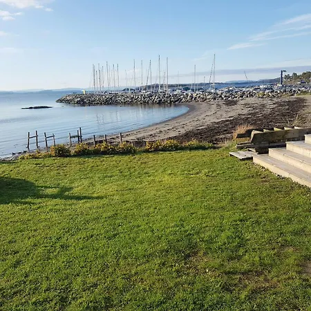 Cozy Seaside With Beachfront In Fulgevik Nyaraló