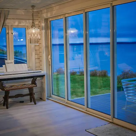 Cozy Seaside With Beachfront In Fulgevik *